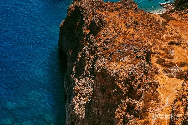 悬崖上的湖泊 aerial 风景照