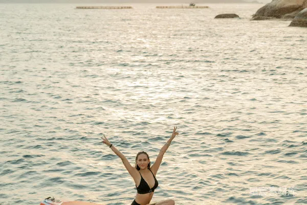 高清摄影 黑色比基尼的女子在白天骑着红色 kayak 在海面上。