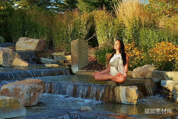 高清摄影 女性在岩石上做瑜伽