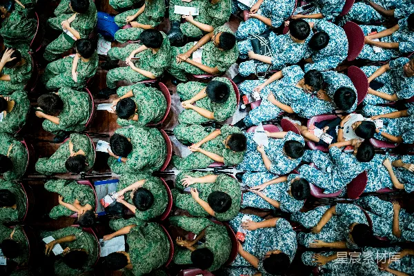 高清摄影 红色塑料椅上坐着的男人的顶角度照片