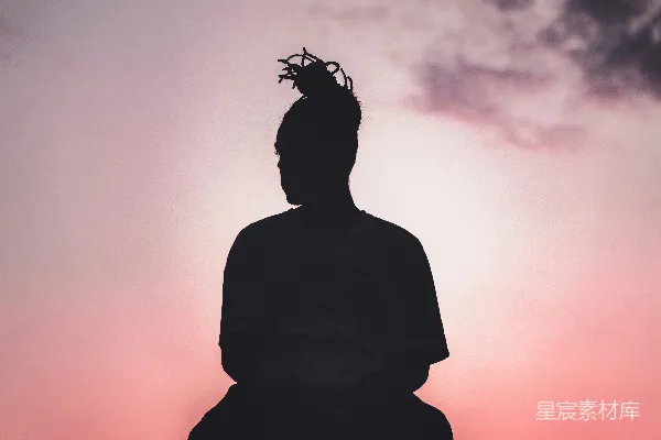 高清摄影 一个戴有发髻的人形轮廓