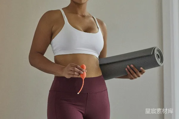 高清摄影 白色上衣、白色运动文胸和紫色运动 leggings 的女性正拿着黑色扬声器。