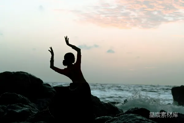 高清摄影 轮廓在岩石海岸旁轻舞。
