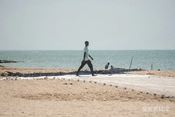 高清摄影 海边一个人走在沙滩上
