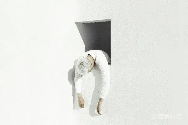 高清摄影 白上衣长袖女郎平躺在白墙之上