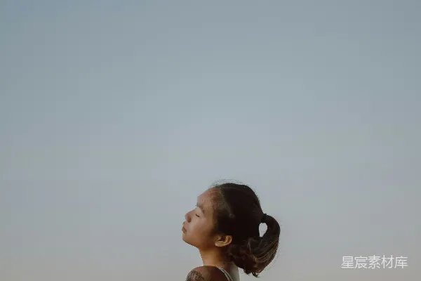 高清摄影 白上衣和白花裙的女人