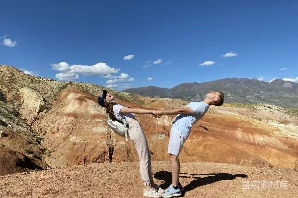 高清摄影 白T恤和白短裤的男人站在棕色的岩石 formation 上，在白天站立。