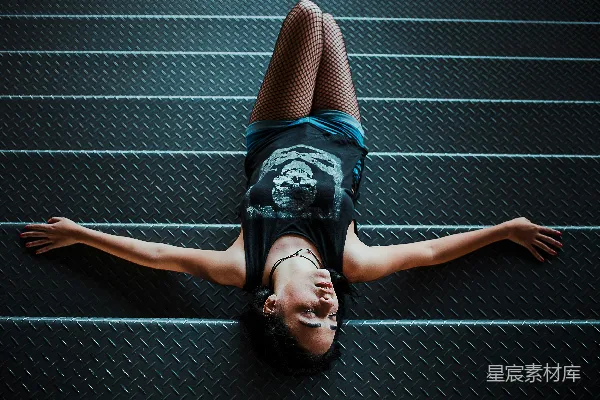 高清摄影 女人躺在楼梯上