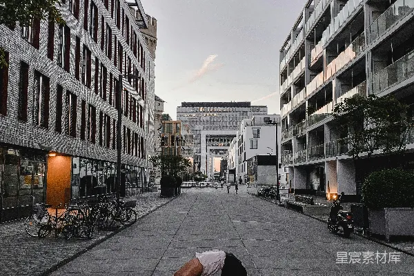 高清摄影 灰T恤和黑色短裤的男人在白天走在人行道上