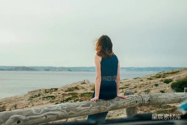 高清摄影 一个女人坐着，望着一幅风景。