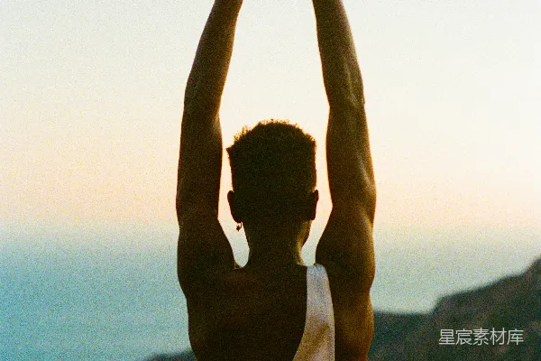 高清摄影 一个男人举着手臂