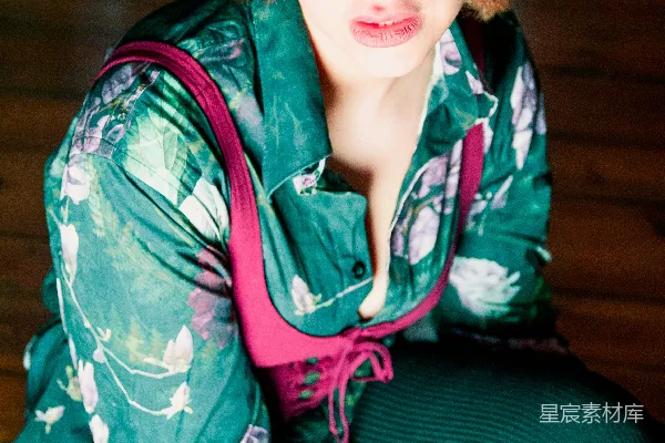 高清摄影 一个女人坐在地上，眼睛闭着