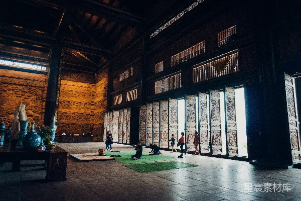 高清摄影 白天人们在走廊上行走