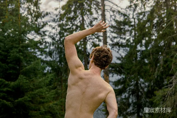 高清摄影 一个光着 upper body 的 man 正拿着一根绳子。