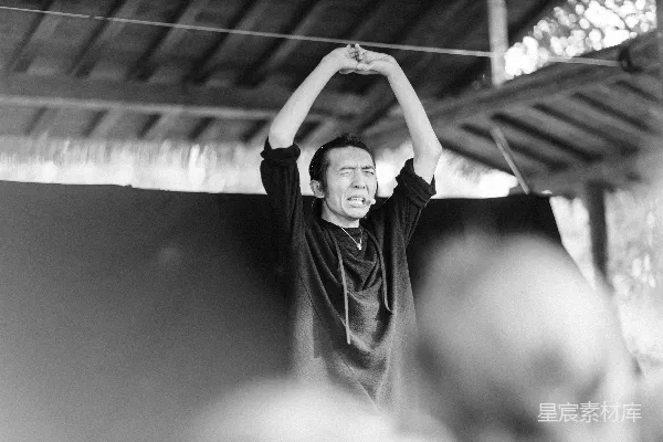 高清摄影 男人在白天双臂高举
