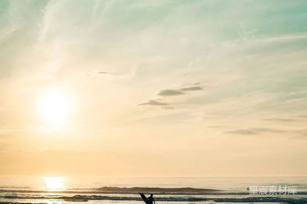高清摄影 海滩上站立的人手持冲浪板