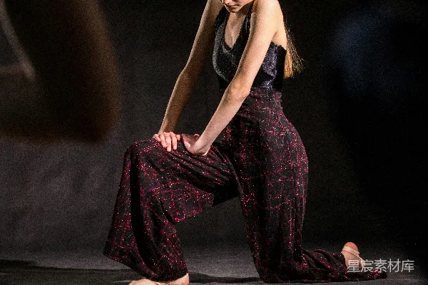 高清摄影 一个穿黑色上衣和红色裤子的女人