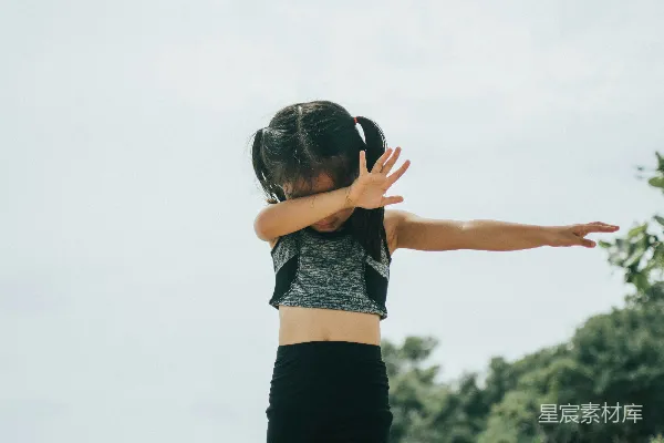 高清摄影 穿灰色上衣和黑色裤子的女孩