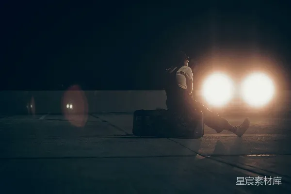 高清摄影 一个坐在长凳上的人