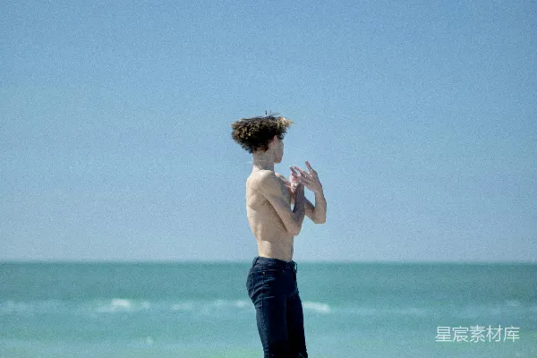 高清摄影 海滩上男女 kissing的白天场景