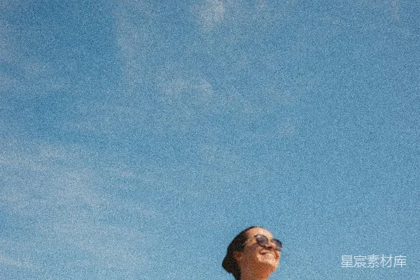 高清摄影 一个穿白色上衣的女人在放风筝