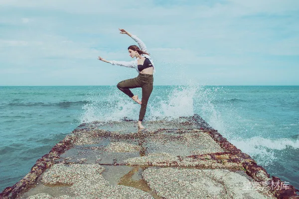 高清摄影 身穿黑色露脐上衣和灰色长裤的女人