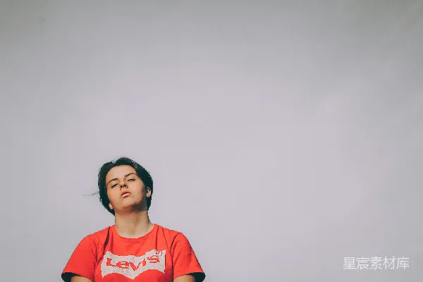 高清摄影 红色和白色圆领T恤的女人