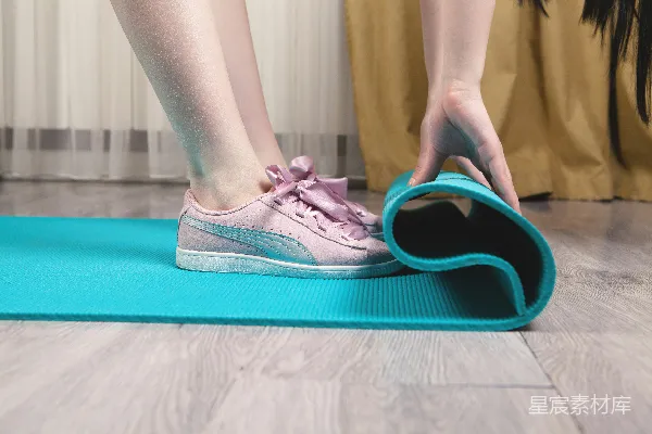 高清摄影 穿着 teal 和白色 Nike 运动鞋的人