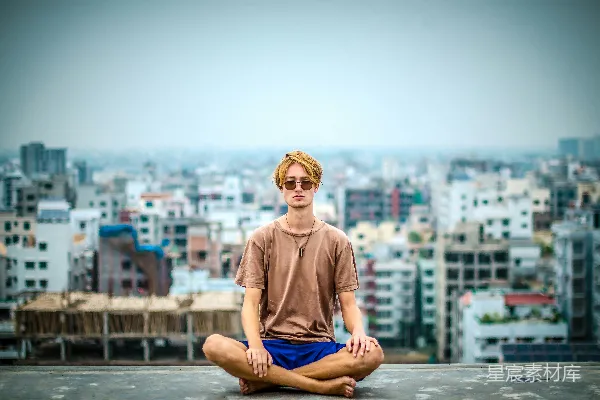高清摄影 站在大楼顶部的男人