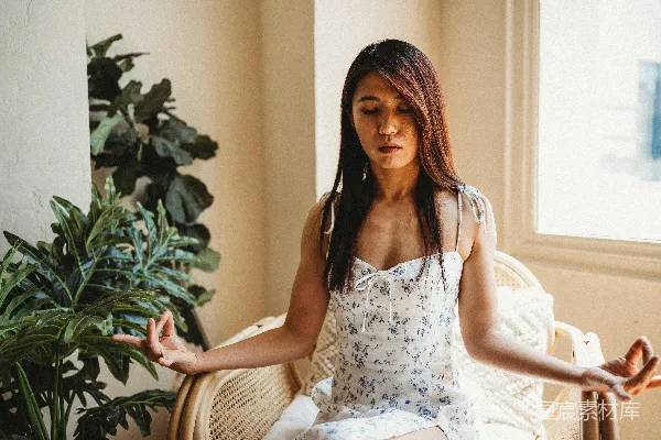 高清摄影 一个女人坐在椅子上，双手向上伸展。