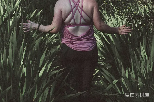 高清摄影 女士在草地上行走