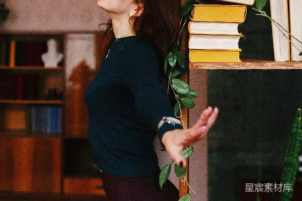 高清摄影 一个女人站在书架前