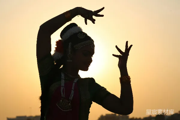 高清摄影 一个女人双手高举空中