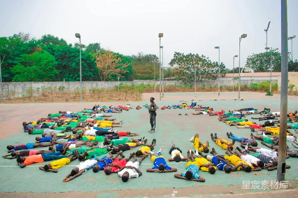 高清摄影 人们围成一圈躺在地上，围绕着一个站着的人。