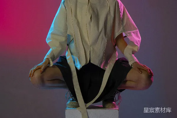 高清摄影 一个人坐在一块木板上