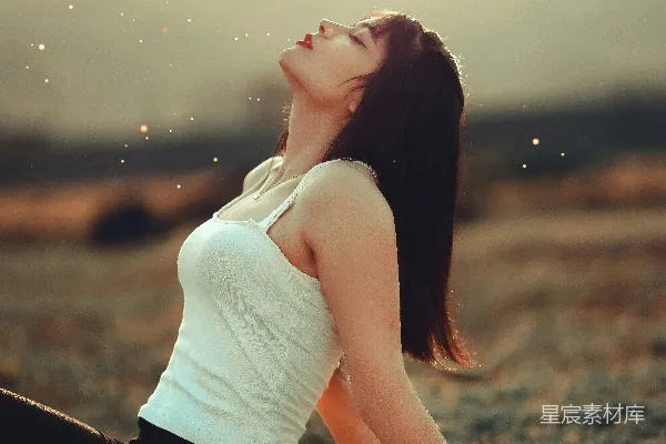 高清摄影 一个女人坐在地上，双眼紧闭。