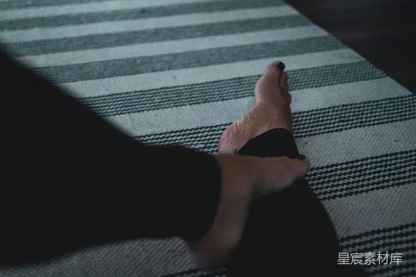 高清摄影 黑色裤子的人穿着灰色和白色条纹的纺织品