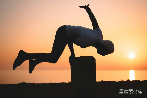 高清摄影 一个人在夕阳前做俯手stand姿势