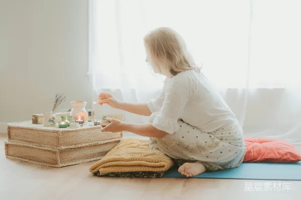 高清摄影 白袖衫女孩坐在地上，穿着蓝色的裤子。