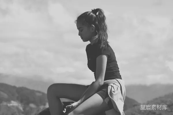 高清摄影 黑色连衣裙上衣和白色短裙的女人坐在岩石上