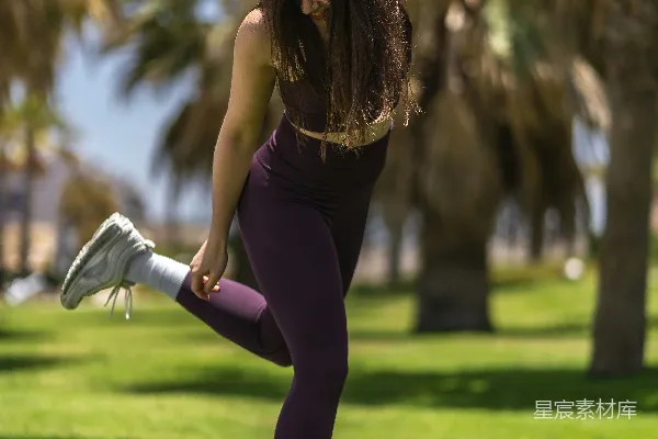 高清摄影 黑色紧身上衣和黑色 leggings 的女子在白天进行瑜伽练习
