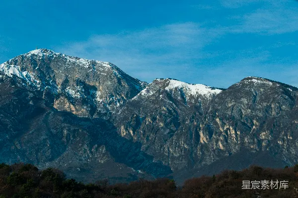 白天蓝天下白雪覆盖的山峰