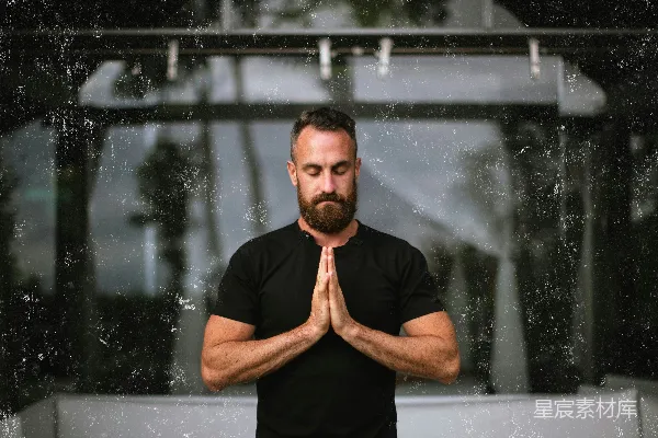 高清摄影 站在雨中的男人