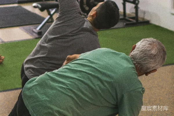 高清摄影 几个男人站在瑜伽垫的上面