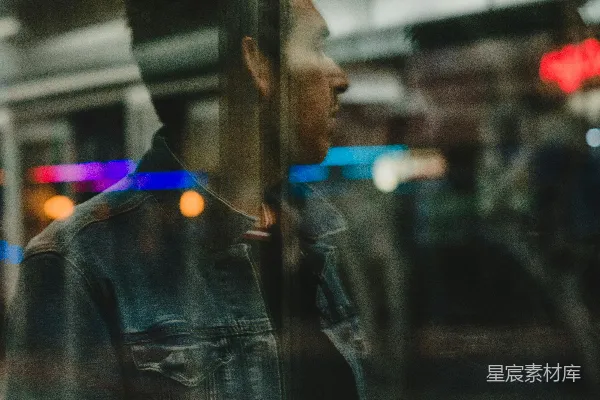 一个男人站在玻璃窗前