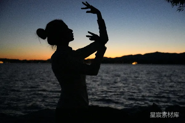 高清摄影 夕阳下水中跳舞的女人轮廓