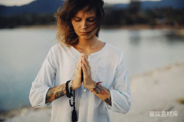 高清摄影 白上衣长袖衫的女士