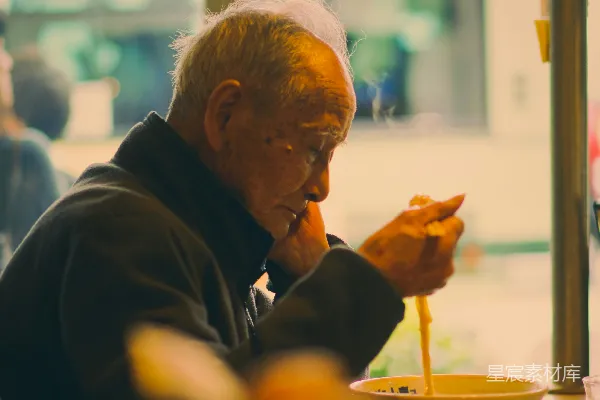一个男人正在吃热狗。