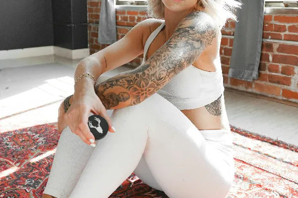 高清摄影 灰T恤和白裤的女人坐在红色和白色地毯上