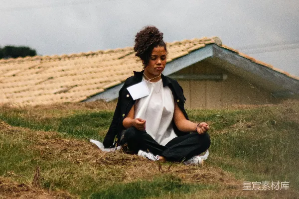 高清摄影 地上一名妇女坐在田野里